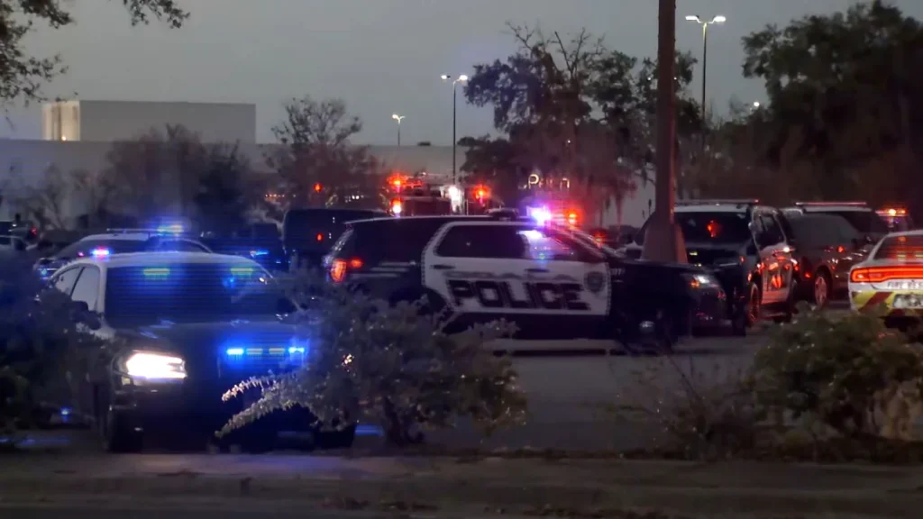 Tragedi Kejadian Mengerikan1 tewas, 1 terluka dalam penembakan di pusat perbelanjaan Florida, kata polisi. 1 tewas, 1 terluka dalam 