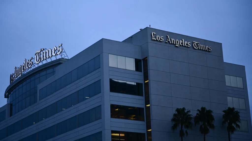 Berita Dunia Los Angeles Times memangkas lebih dari 20% staf redaksi karena surat kabar tersebut menghadapi 'krisis keuangan'