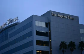 Berita Dunia Los Angeles Times memangkas lebih dari 20% staf redaksi karena surat kabar tersebut menghadapi 'krisis keuangan'