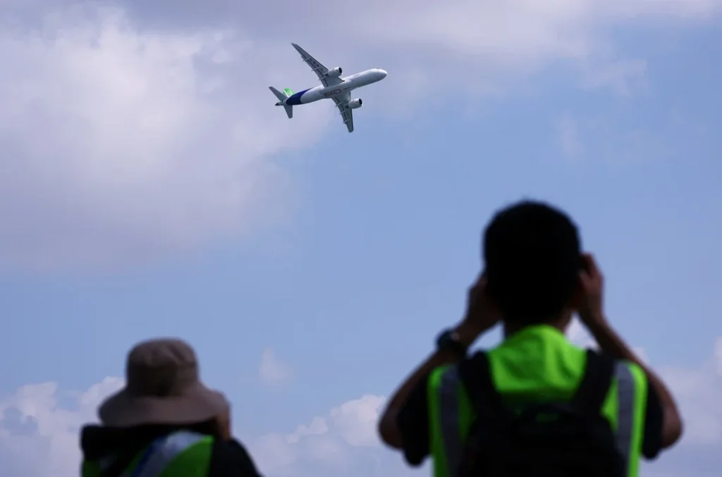 Informasi Penerbangan Jet buatan Tiongkok melakukan debut internasional