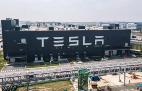 Tesla memangkas lebih dari 10% staf globalnya