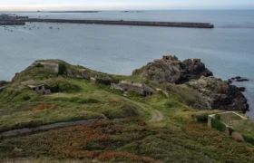 Pulau Inggris yang tenang ini pernah menjadi tempat kekejaman Nazi