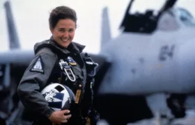 Penerbang Angkatan Laut mencetak kemenangan pertama oleh pilot wanita AS