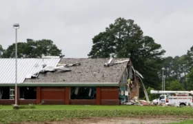 Debby menyebarkan hujan lebat dan ancaman tornado ke utara